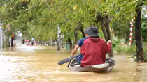 Người dân dùng ghe, thuyền đi lại giữa TP Huế