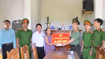 Công an Thừa Thiên Huế trao kinh phí sửa chữa nhà ở cho các gia đình chính sách
