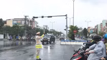 Lực lượng Công an “đội mưa” đảm bảo ATGT trước thềm APEC