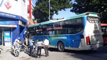 Tài xế đánh lái tránh xe máy, xe khách lao vào nhà dân