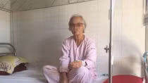 Cụ bà suýt "thối ruột" vì ăn hồng giòn