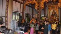 Người dân, du khách đổ xô về đền Huyền Trân Công chúa khai hội 