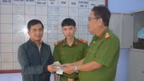Chiến sĩ nghĩa vụ nhặt được tài sản trao trả cho người đánh rơi