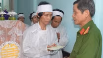 Trao tiền hỗ trợ gia đình có 3 người tử vong trong vụ cháy
