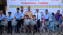 Công an tỉnh Thừa Thiên Huế tặng xe đạp cho học sinh nghèo