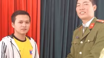 Công an TP Huế trao trả tài sản đánh rơi cho sinh viên Lào