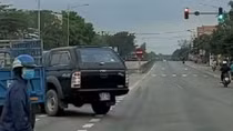 Phạt tiền, tước bằng lái tài xế điều khiển ô tô biển xanh vượt đèn đỏ