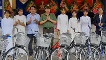 Trao tặng xe đạp, chăn bông cho học sinh nghèo hiếu học ở miền núi