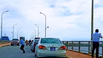 Bộ Xây dựng xin lỗi về đoàn xe biển xanh dừng trên cầu Nhật Lệ 1
