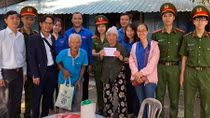 Công an tỉnh Thừa Thiên Huế trao nhiều suất quà Tết cho người nghèo