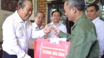 Phó Thủ tướng Thường trực Trương Hòa Bình thăm, tặng quà các gia đình chính sách tại Huế