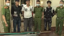 Công an phường ngăn chặn 2 nhóm dùng hung khí ‘hỗn chiến’