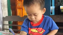 Ngạc nhiên bé trai 3 tuổi đọc chữ 'vanh vách' như người lớn