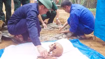 Phát hiện 2 bộ hài cốt liệt sĩ được bọc trong tăng võng 