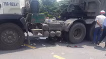 Người phụ nữ tử vong thương tâm dưới gầm xe đầu kéo