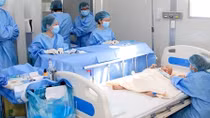 Bác sĩ hiến máu thực hiện ca ghép tủy cứu cháu bé 3 tuổi 