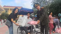 Những suất quà nghĩa tình ấm lòng người dân vùng lũ