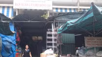 Nhắc nhở việc để xe, một bảo vệ chợ Đông Ba bị đâm nguy kịch