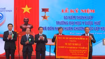 Trường Đại học Y Dược Huế đón nhận Huân chương Độc lập hạng Ba