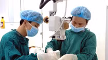 Lấy kim khâu nằm trong mí mắt nữ bệnh nhân 50 tuổi