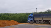 Xe khách, xe tải bất chấp nguy hiểm đi “lậu” trên cao tốc chưa hoàn thành