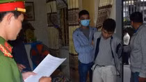 Bắt cặp vợ chồng bán ma túy trong nhà có hàng trăm kim tiêm dính máu