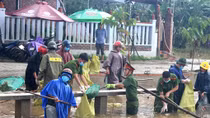 Tăng cường giúp dân làm sạch môi trường sau lũ