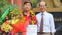 Huế Vinh danh quán quân Đường lên đỉnh Olympia 2016