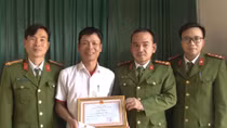 Công an khen thưởng người đàn ông dũng cảm cứu 2 mẹ con trên sông Như Ý
