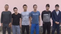 Nhóm côn đồ dùng hung khí rượt đuổi chém người trên đường 