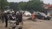 Người phụ nữ đi xe máy nhập viện do bất ngờ... rơi xuống hố ga