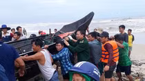 Kịp thời cứu nạn 9 ngư dân chìm tàu
