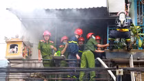 Kịp thời dập tắt đám cháy ở căn nhà 2 tầng