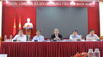 Giám sát nhiều người đi chung chuyến bay với cô gái nhiễm COVID-19 