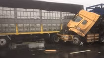 Xe đầu kéo bẹp dúm phần đầu sau vụ tai nạn liên hoàn