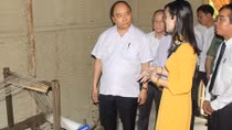Thủ tướng dâng hương tưởng nhớ Bác Hồ tại nhà lưu niệm ở Huế