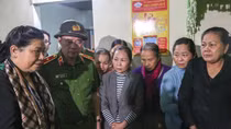 Đồng chí Tòng Thị Phóng tặng quà người dân vùng lũ Thừa Thiên Huế