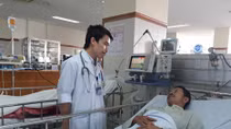 Người đàn ông bị rắn hổ chúa cắn may mắn được cứu sống