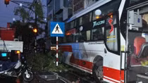 Xe khách lao vào nhà dân, hàng chục hành khách hoảng loạn