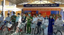 Thứ trưởng Lê Quốc Hùng tặng xe đạp cho học sinh miền núi Thừa Thiên Huế