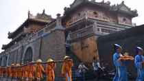 Dựng nêu báo hiệu ‘Tết đến’ trong Kinh thành Huế
