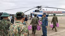 Trực thăng tìm kiếm các nạn nhân vụ sạt lở tại thủy điện Rào Trăng 3
