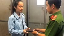 Công an xã trao trả tài sản đánh rơi cho người dân