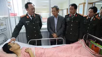 Thứ trưởng Nguyễn Văn Thành thăm hỏi, động viên CSGT bị thương lúc làm nhiệm vụ