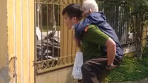 Cán bộ Công an cõng người già đi làm căn cước công dân