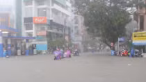 Đường phố ở Cố đô Huế "biến" thành sông sau trận mưa lớn