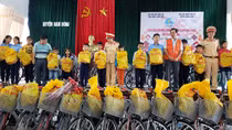 Hội Phụ nữ Công an tỉnh Thừa Thiên - Huế tặng quà cho học sinh nghèo hiếu học
