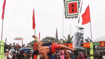 Ngàn người hò reo trước đòn vật “lấm lưng, trắng bụng” làng Sình