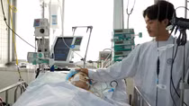 Mất con, mẹ nguy kịch sau nhiễm vi rút cúm siêu vi