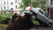 Bão mạnh nhất 100 năm qua tàn phá Moscow, hàng trăm người thương vong